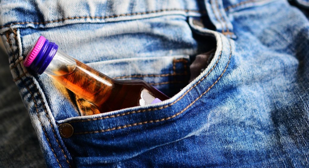 Tânăr din Cluj, reținut de polițiști. A furat alcool de 1.300 de lei
