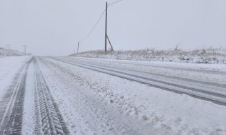 Ninge la Cluj. Un drum județean a fost acoperit complet de zăpadă