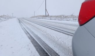 Ninge la Cluj. Un drum județean a fost acoperit complet de zăpadă