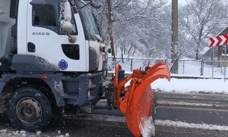 Ninsoarea îi pune în dificultate pe șoferi, în Cluj. Drum județean, acoperit complet de zăpadă