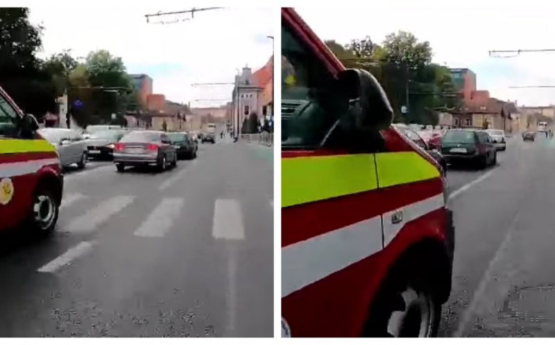 Manevră periculoasă. Un motociclist a fost la un pas să fie lovit de o ambulanță SMURD, în Cluj-Napoca