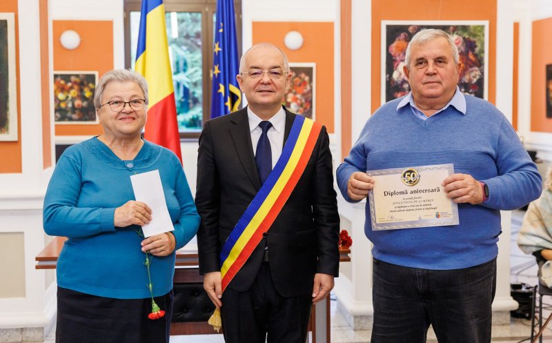 Primarul Clujului a premiat cuplurile care au sărbătorit 50 ani de căsătorie! Au primit diplome, flori, dar și bani