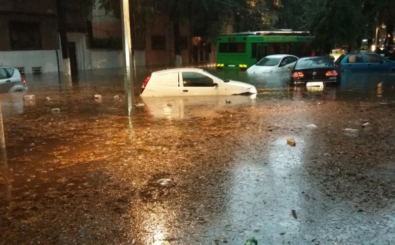 Bilanț dur după vremea rea din ultimele zile: mașini avariate, case inundate, sute de copaci doborâți