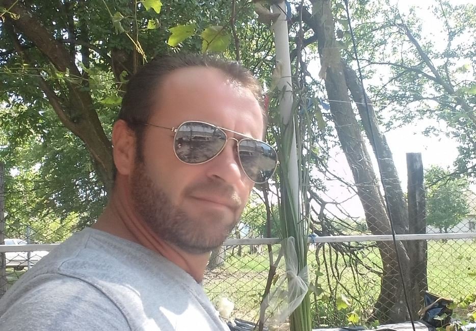 A murit cântărețul de muzică populară care s-a spânzurat în timpul unui apel video cu soția