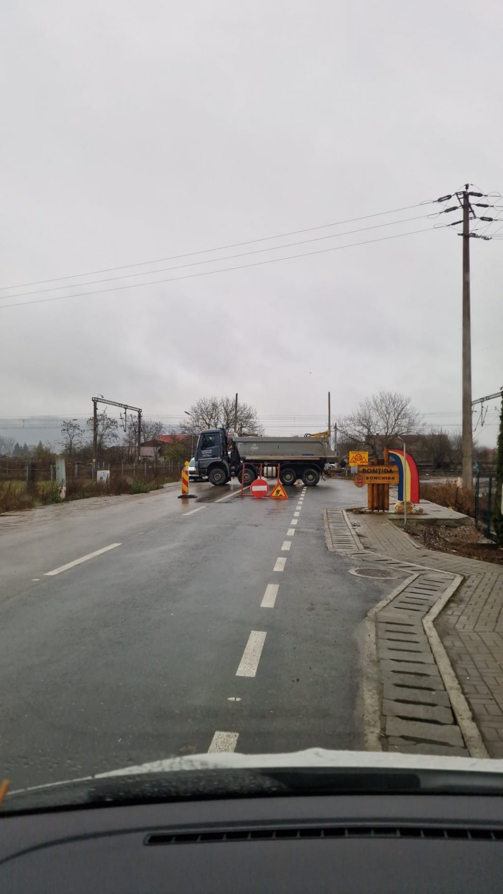 Trafic rutier ÎNCHIS circulației publice în zona trecerii de cale ferată din Bonțida până în 8 decembrie