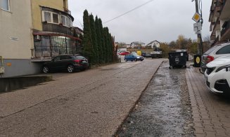 Ca după bombardamente: Stradă, trotuar şi staţie de autobuz din Cluj-Napoca