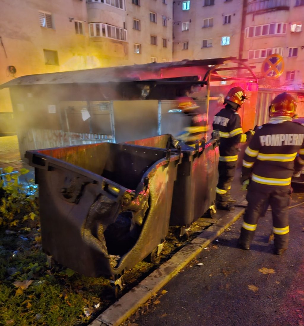 Incendiu pe o stradă din Cluj-Napoca. Mai multe pubele de gunoi au luat foc/ O mașină, afectată de flăcări