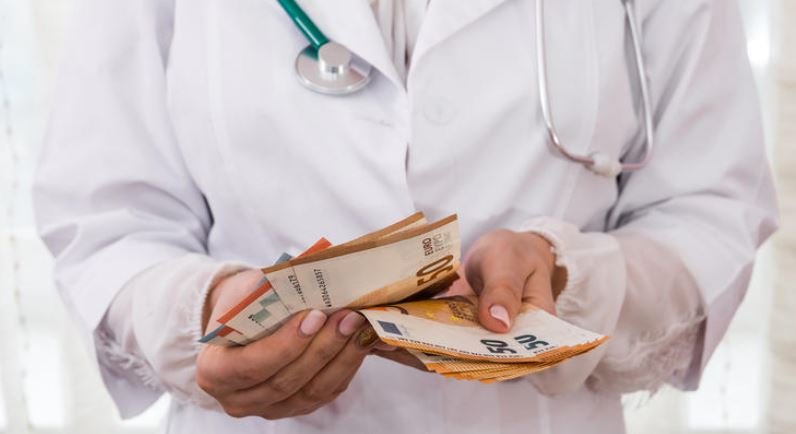 O doctoriță a "făcut" 10.000 de euro după ce a prelucrat în spitalul de stat mii de teste recoltate în cabinete private