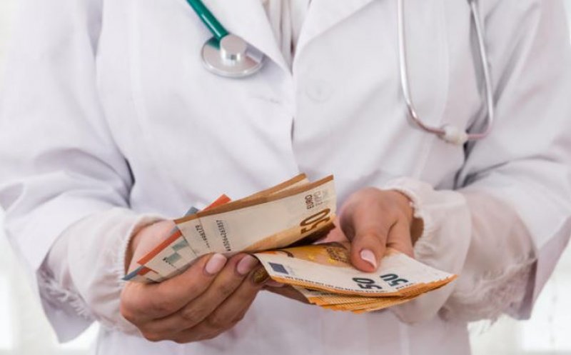 O doctoriță a "făcut" 10.000 de euro după ce a prelucrat în spitalul de stat mii de teste recoltate în cabinete private