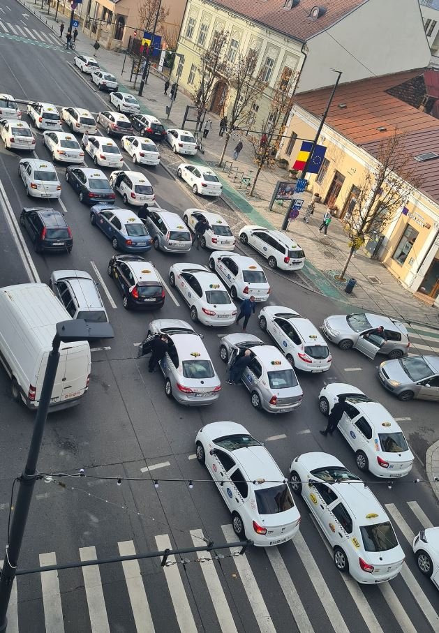 Taximetriștii, protest în centrul Clujului. Au blocat străzile