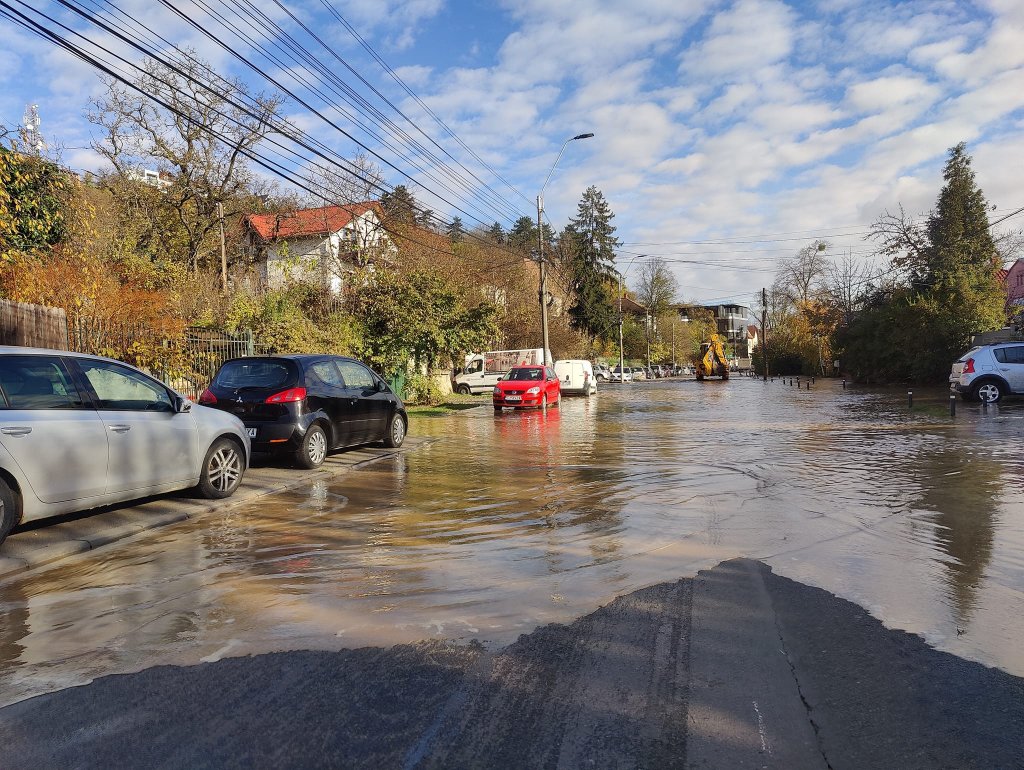 Inundație masivă pe Eremia Grigorescu! Strada, transformată în lac după ruperea unei conducte. Mai multe subsoluri inundate