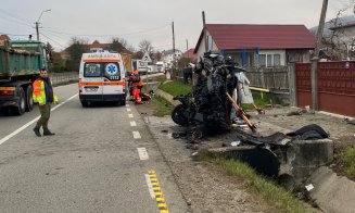 Accident GRAV pe un drum din Cluj. Mașină făcută zob. Șoferul a rămas încarcerat/ S-a solicitat elicopterul SMURD