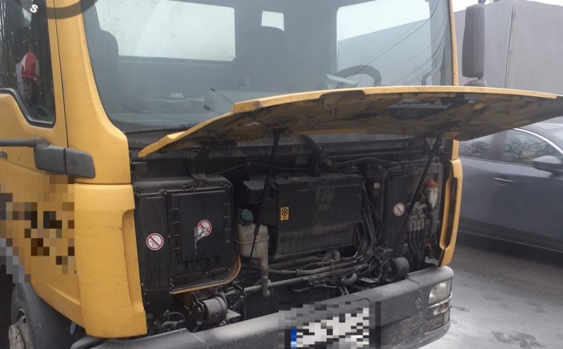 Cluj: Autoutilitară cu două autoturisme pe platformă, cuprinsă de flăcări în trafic/ De la ce a pornit focul