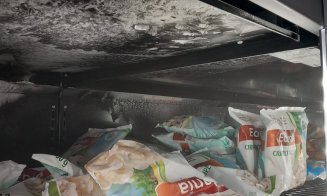 Probleme mari la magazinele PENNY și AUCHAN din Cluj. Protecția Consumatorilor a găsit ouă cu excremente, carne stricată și mizerie. Clienții erau păc