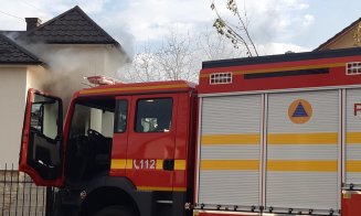 Cluj: Casă cuprinsă de flăcări. Pompierii au intervenit cu trei autospeciale