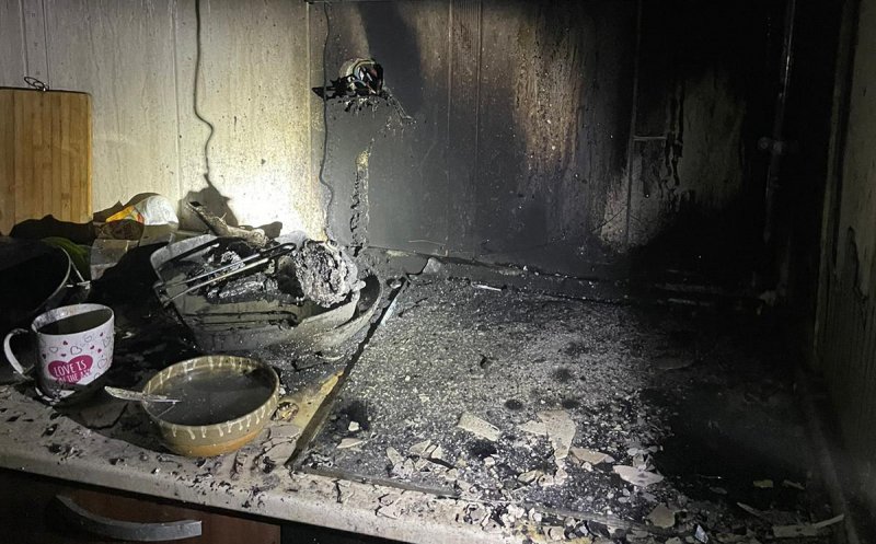 INCENDIU în Cluj-Napoca: A adormit cu mâncarea pe aragaz şi şi-a dat foc la apartament