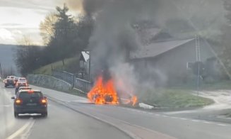 Mașină în flăcări la ieșirea din Feleacu spre Turda. Arde ca o torță/ Trafic blocat