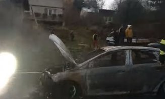 Mașină în flăcări la ieșirea din Feleacu spre Turda. Arde ca o torță/ Trafic blocat