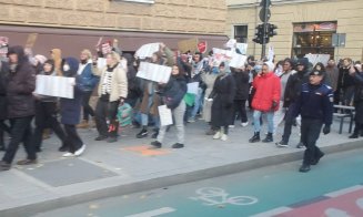 Manifestație pro-Palestina la Cluj. Discursuri și marș prin centrul orașului cu steaguri și pancarte
