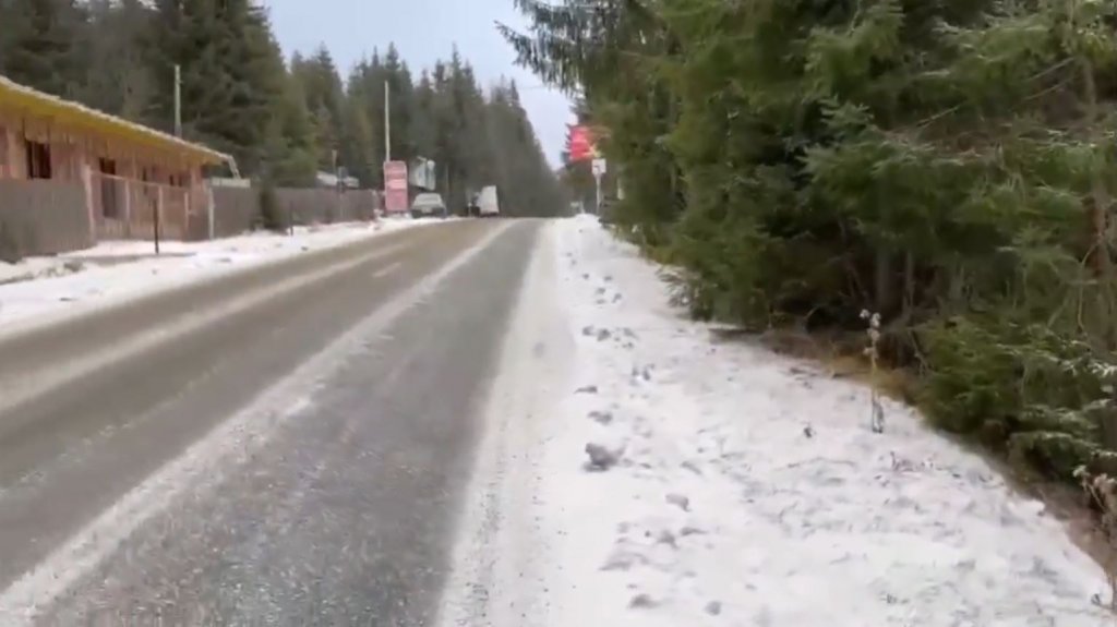Se circulă în condiții de iarnă la munte în Cluj! Cum arată drumul din Băișoara