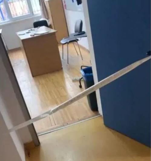 Șocant! Pedagog înjunghiat în spate de o elevă de 16 ani. Adolescenta s-a năpustit asupra lui în biroul directorului școlii