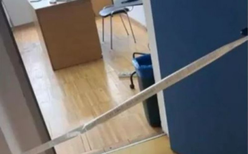 Șocant! Pedagog înjunghiat în spate de o elevă de 16 ani. Adolescenta s-a năpustit asupra lui în biroul directorului școlii