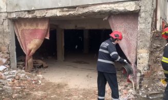 Tavanul unei bănci din Dej, PRĂBUȘIT peste oameni! Pompierii caută persoane sub dărâmături