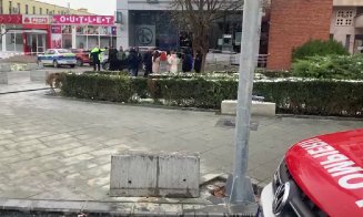 Tavanul unei bănci din Dej, PRĂBUȘIT peste oameni! Pompierii caută persoane sub dărâmături