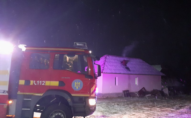 INCENDIU la o casă din comuna Poieni / Verificați sobele, şemineele, canalele şi coșurile de evacuare a fumului