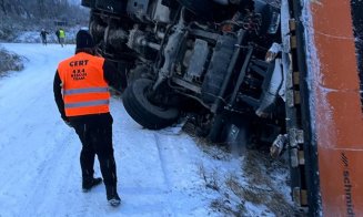 Utilaj de deszăpezire din Cluj, cu roţile în sus, în şanţ