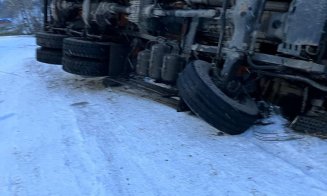 Utilaj de deszăpezire din Cluj, cu roţile în sus, în şanţ