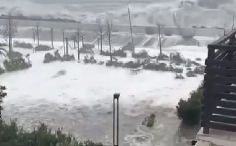 Furtună apocaliptică la Marea Neagră. Imagini impresionante cu valurile uriașe izbind violent țărmurile