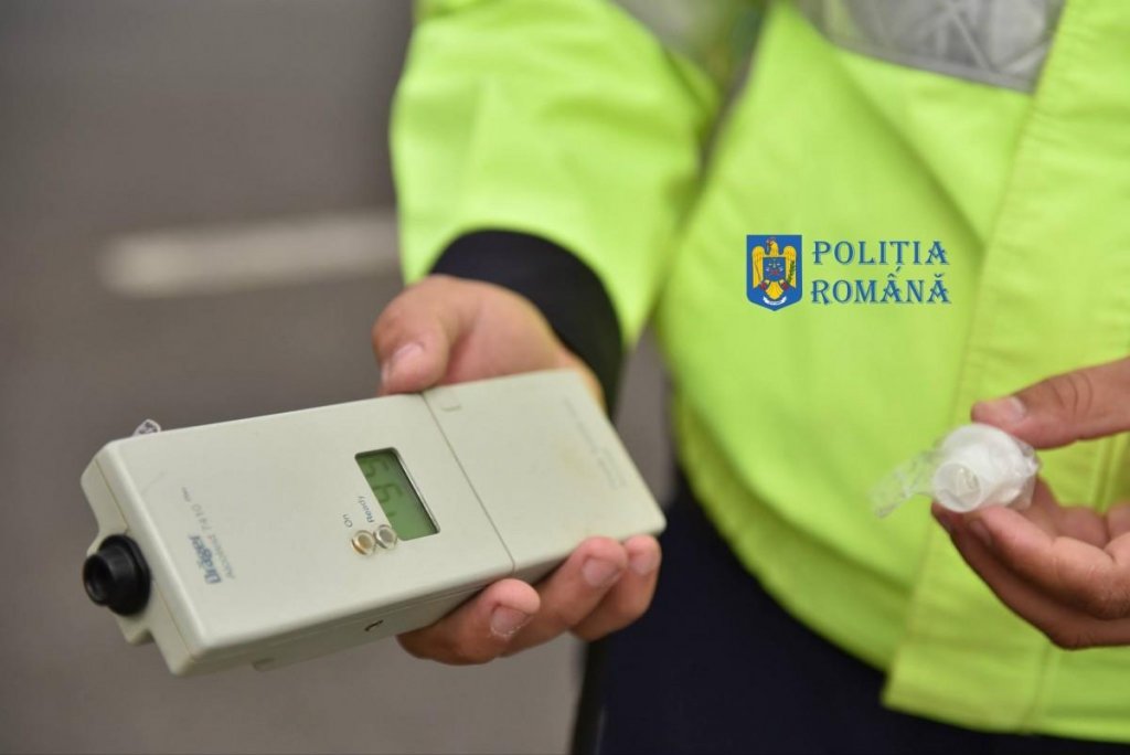Un șofer clujean a pierdut controlul volanului și a intrat într-un stâlp. Polițiștii l-au depistat cu alcoolemie uriașă