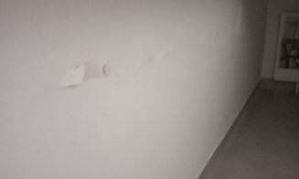Grădinița privată din Cluj-Napoca, închisă și amendată de Protecția Consumatorilor. Igrasie și miros de mucegai