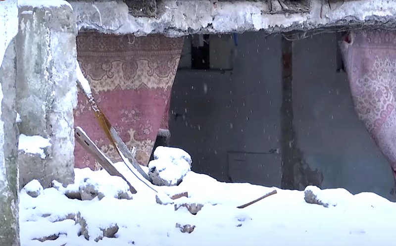 Cum s-a prăbuşit plafonul unei bănci din Cluj: Perete dărâmat, pe modelul "Dorel". O fi din fundaţie?