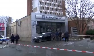 Cum s-a prăbuşit plafonul unei bănci din Cluj: Perete din fundaţie dărâmat, pe modelul "Dorel", pitit după carpete