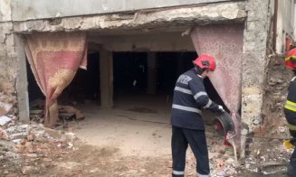 Cum s-a prăbuşit plafonul unei bănci din Cluj: Perete din fundaţie dărâmat, pe modelul "Dorel", pitit după carpete