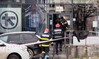 Cum s-a prăbuşit plafonul unei bănci din Cluj: Perete din fundaţie dărâmat, pe modelul "Dorel", pitit după carpete