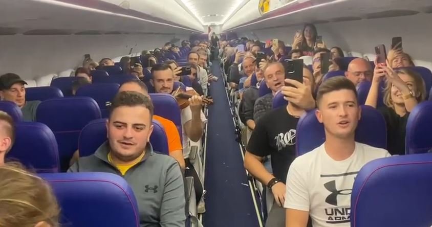 Ziua Națională a României, sărbătorită la înălțime! "Noi suntem români!", cântat într-un avion Wizz Air