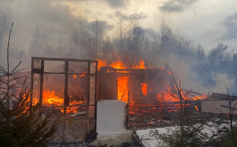 INCENDIU puternic la o casă de vacanță din Cluj. Cabana, făcută scrum