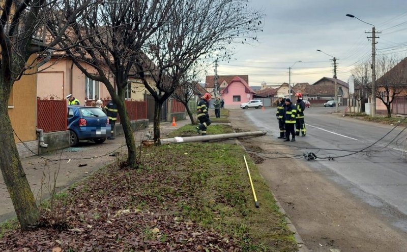 Accident la Turda! Un șofer a intrat într-un stâlp
