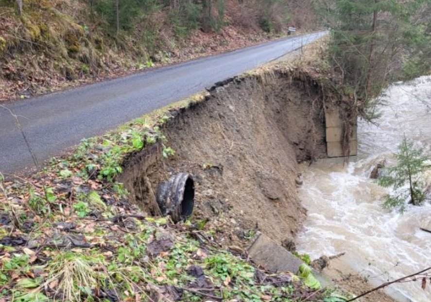 Surpare pe ruta spre „Vălul Miresei” din cauza precipitațiilor abundente