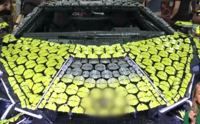 Un bolid realizat integral din piese din plastic, expus într-un mall din Cluj-Napoca