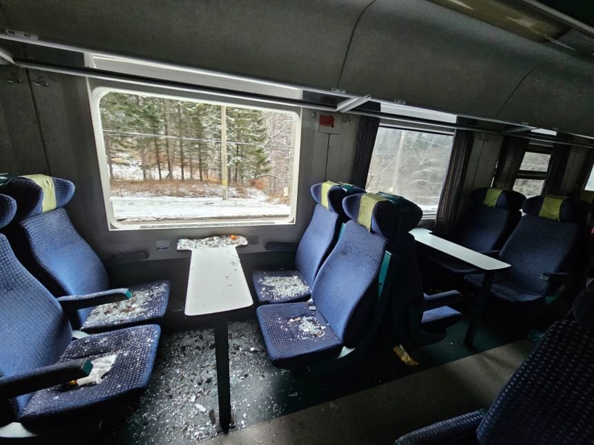 Trei tinere, rănite cu cioburi, după ce geamul unui vagon de tren s-a spart
