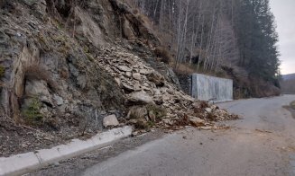 Intervenții pe un drum județean din Cluj. Vremea rea l-a făcut praf