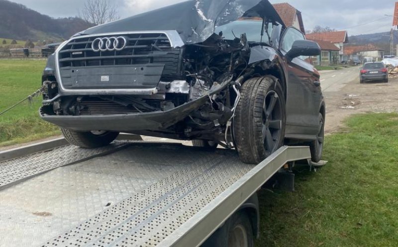 IMAGINI cu Audi-ul lui Mircea Bravo pe care l-a "şifonat" într-un stâlp, pe drum drept
