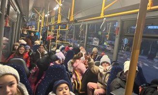 Surpriză în drum spre școală! Moș Nicolae a urcat astăzi în autobuzele școlare și le-a împărțit dulciuri celor mici