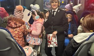 Surpriză în drum spre școală! Moș Nicolae a urcat astăzi în autobuzele școlare și le-a împărțit dulciuri celor mici