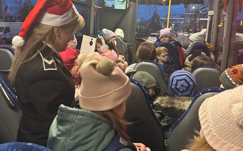 Surpriză în drum spre școală! Moș Nicolae a urcat astăzi în autobuzele școlare și le-a împărțit dulciuri celor mici