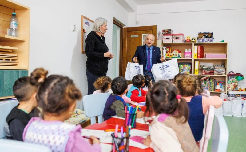 Moș Nicolae i-a vizitat pe copiii din centrele de zi din Cluj-Napoca. Boc: "Dacă puteți face un bine, să îl faceți!"
